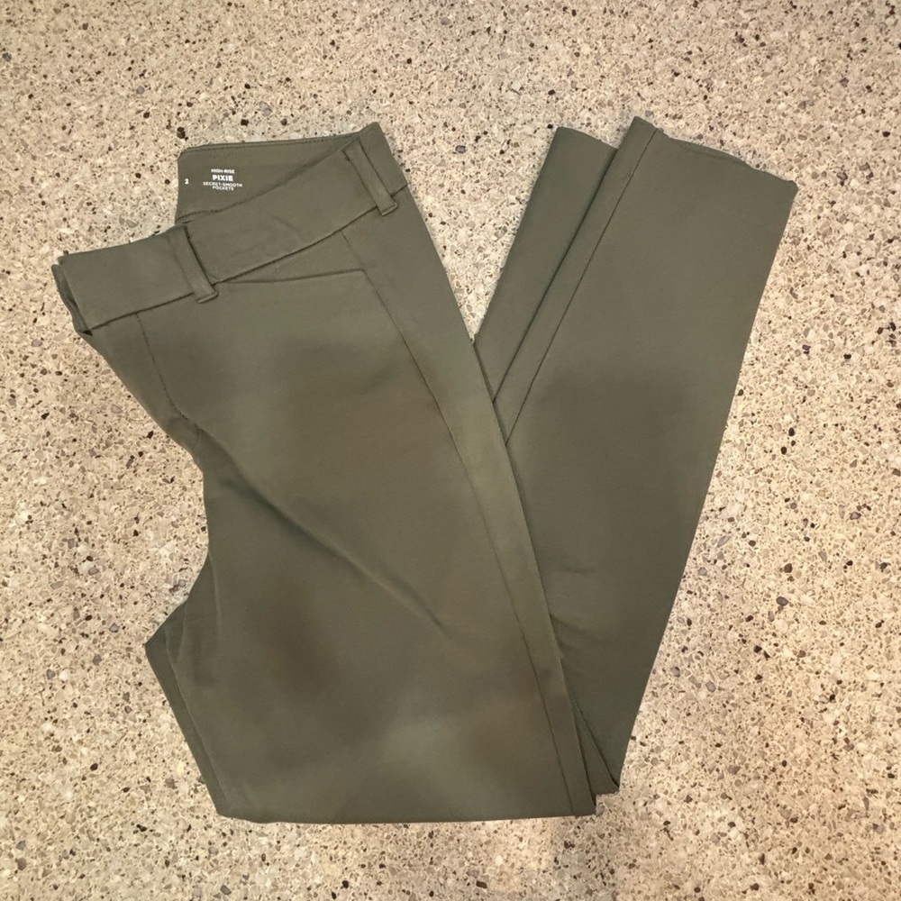Old Navy Green High Rise Pixie Pant, Size 2, NWOT